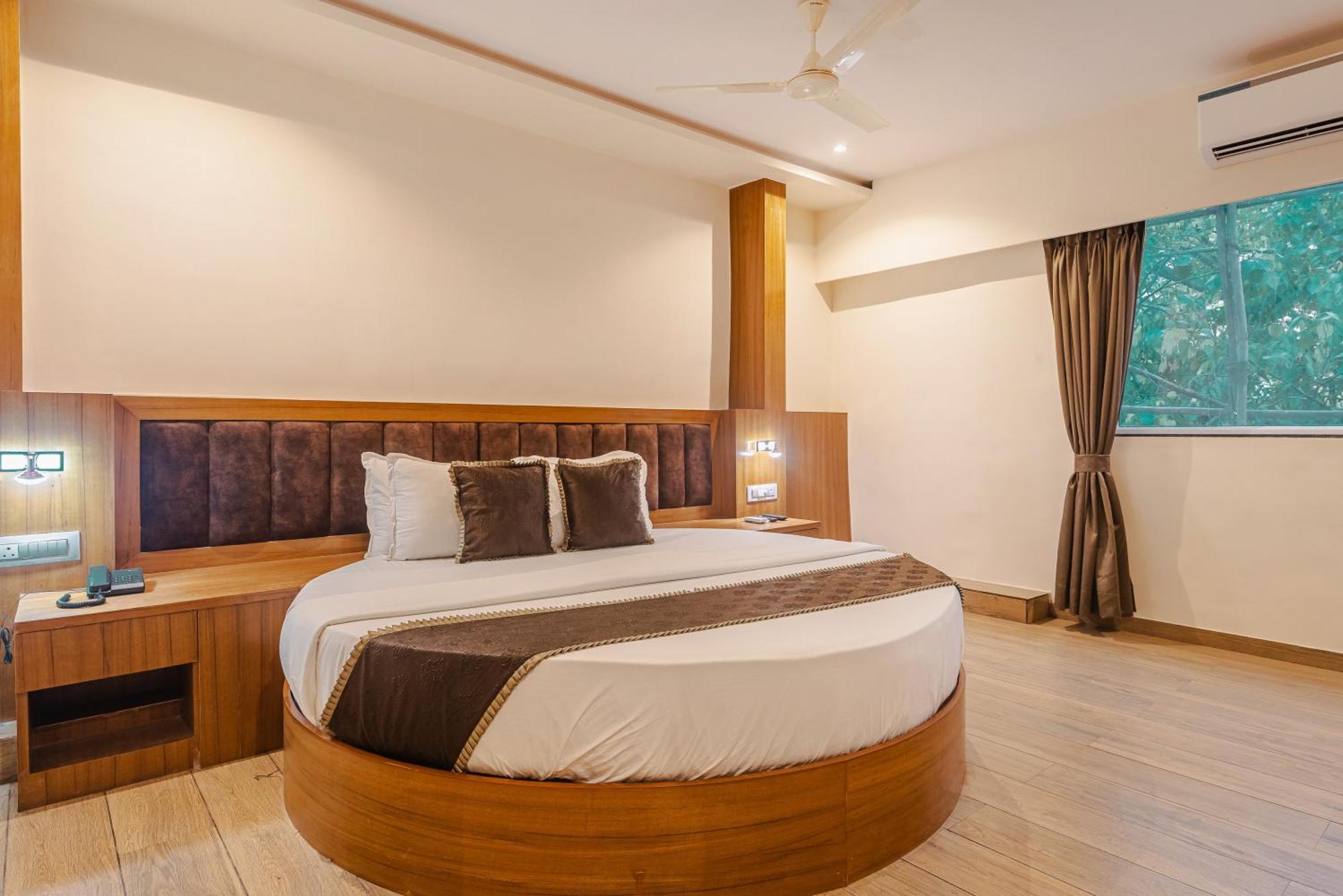 Hotel Silver Park Mumbai Exteriör bild